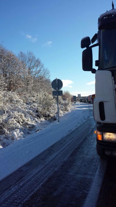 Uno de los vehículos que espera a ser desviado