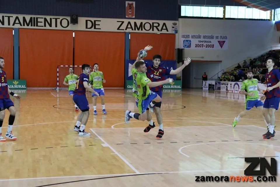 Un jugador pistacho lanza a portería.
