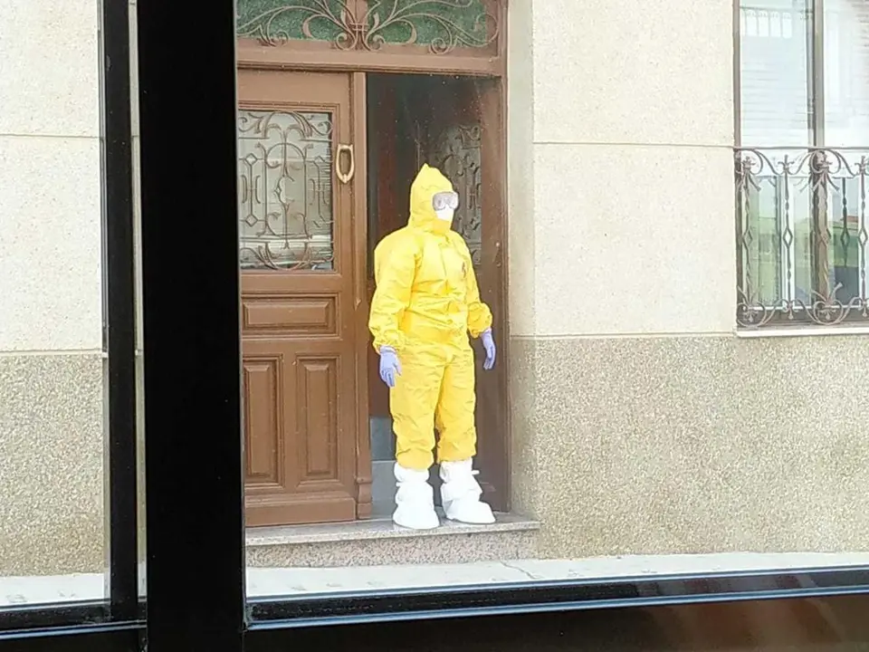 Un sanitario entra a una vivienda en el inicio de la pandemia