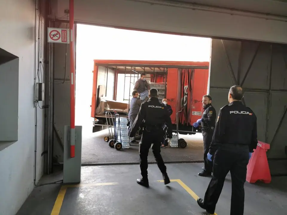 /images/entrega agua policia nacional.jpg