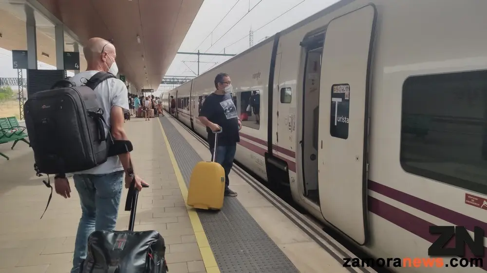 Viajeros en la estación de trenes de Zamora