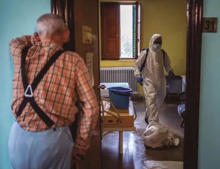Desinfección de una habitación en una residencia