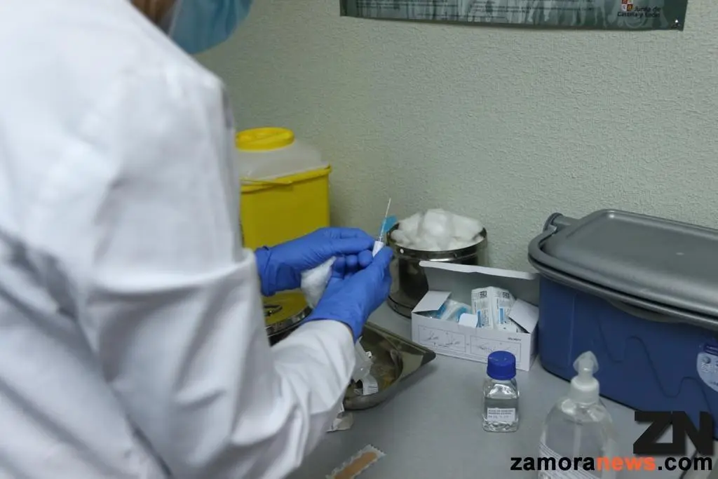 Un sanitario prepara una vacuna