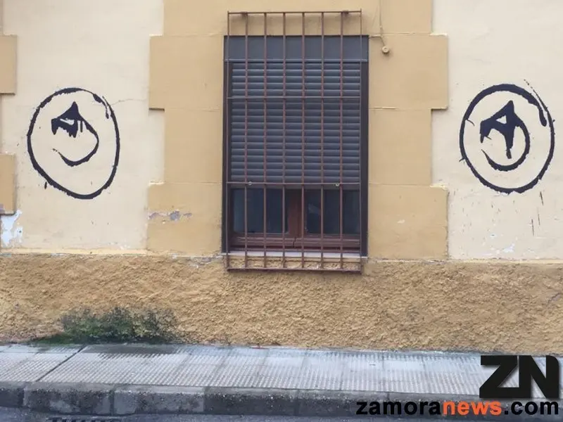 Pintadas en una fachada. Foto de Archivo
