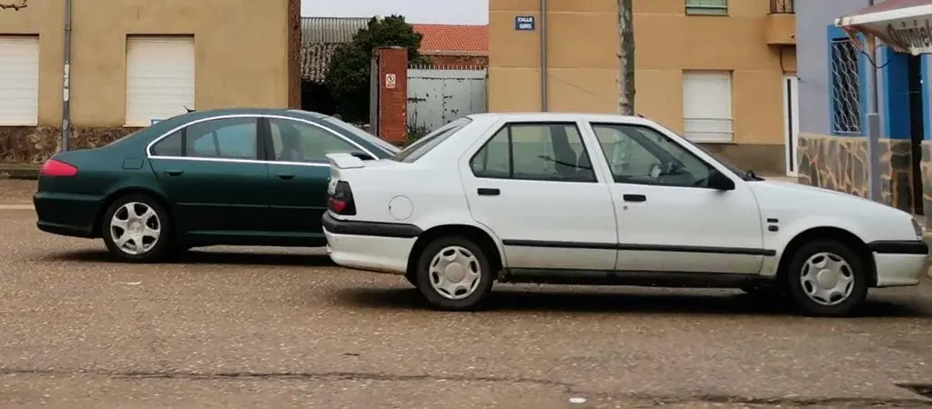 Vehículos aparcados en una localidad zamorana