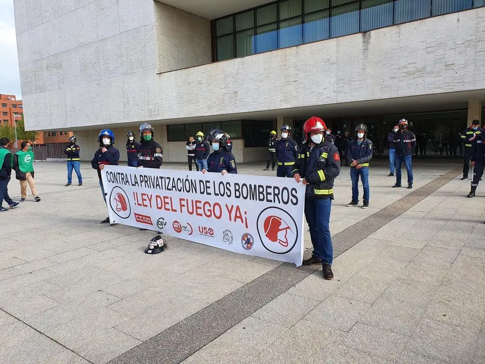 Virginia Barcones y José Luis Vázquez reciben a los Bomberos Profesionales de Castilla y León, concentrados ante las Cortes