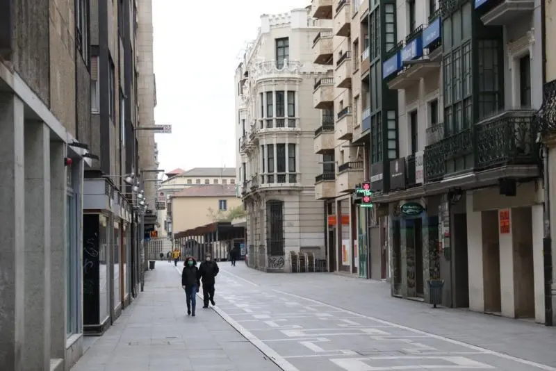 Viandantes por una calle de Zamora