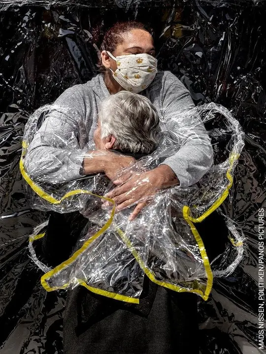 Primer abrazo en pandemia, del fotógrafo Mads Nissen
