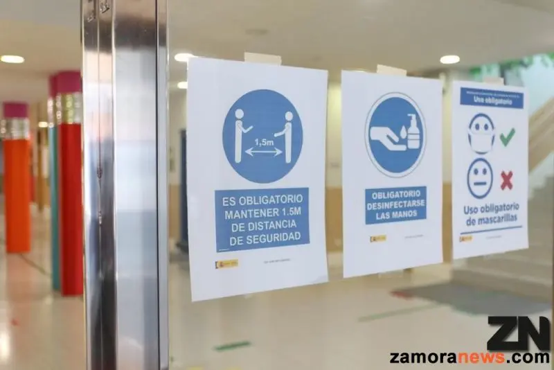 Carteles informativos sobre higiene en un aula de Zamora