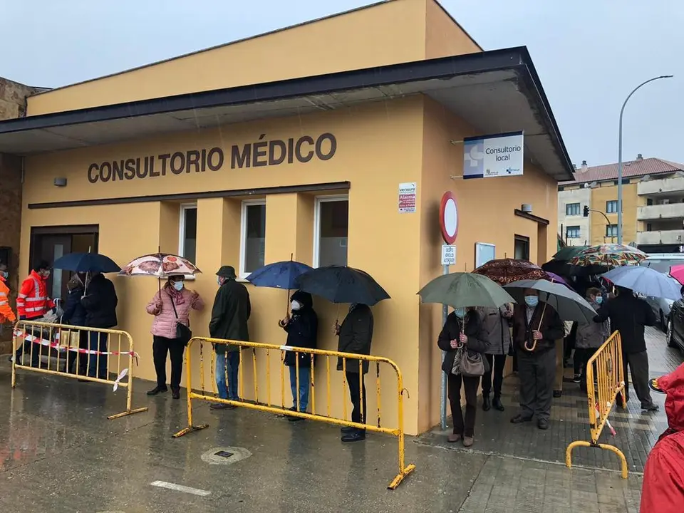 Colas en el consultorio médico de Morales del Vino.