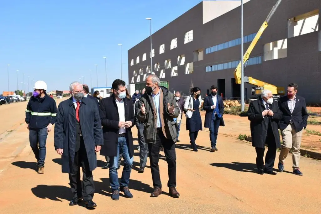 Luis Tudanca durante la visita a las obras de la empresa LatemAluminium