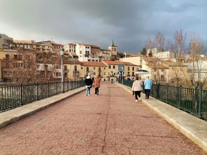 Varios zamoranos pasean por el Puente de Piedra