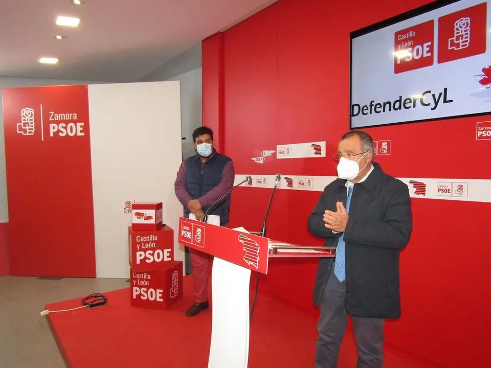 Los pocuradores Carlos Fernández y José Ignacio Martín Benito, en rueda de prensa