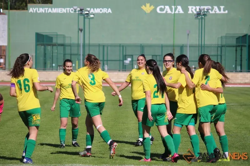 Las jugadoras del Amigos del Duero celebran un tanto