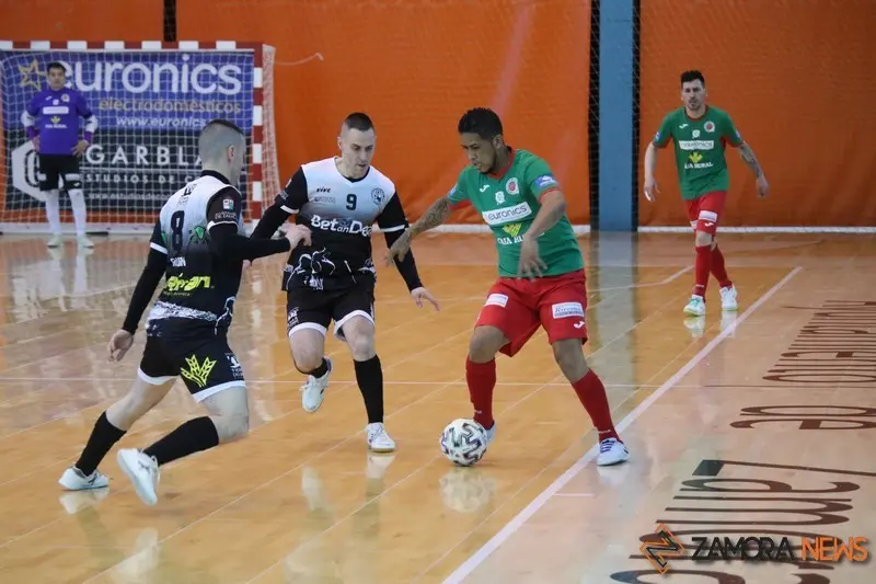 Carlos Pérez conduce el balón ante los hermanos Cala.