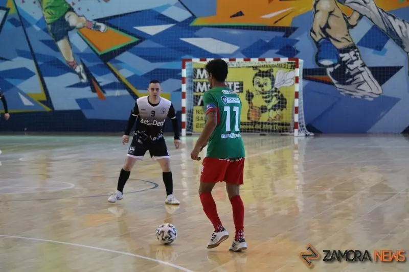Ángel Jiménez encara a Javi Cala.