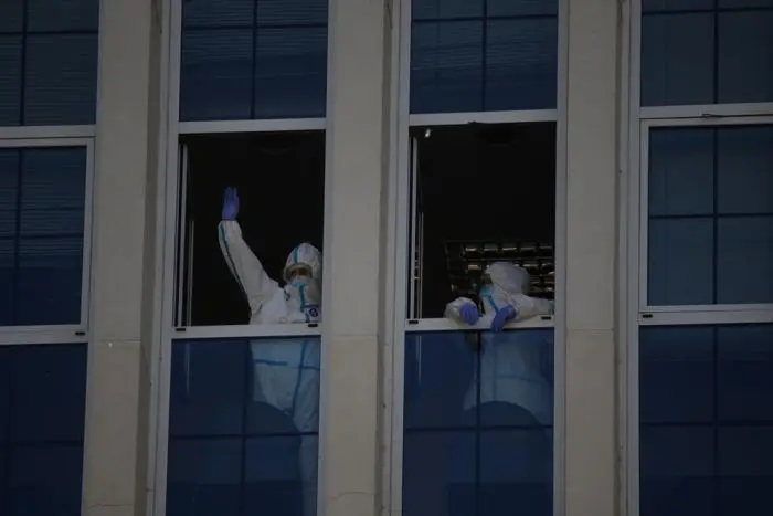 Foto de archivo de sanitarios saludando desde una ventana del Hospital Virgen de la Concha
