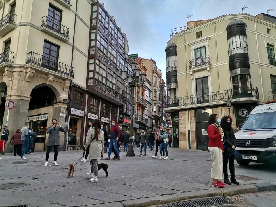 Varios zamoranos pasean por la Plaza Mayor.
