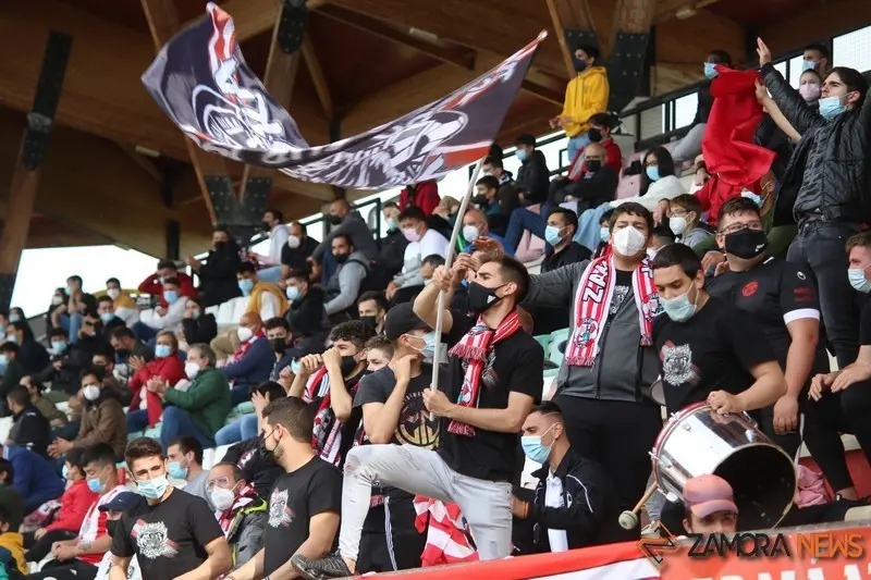 Aficionados zamoranos celebran los goles de los rojiblancos.