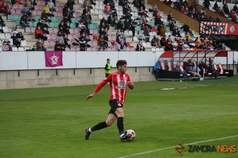 Rodri Escudero conduce la bola.