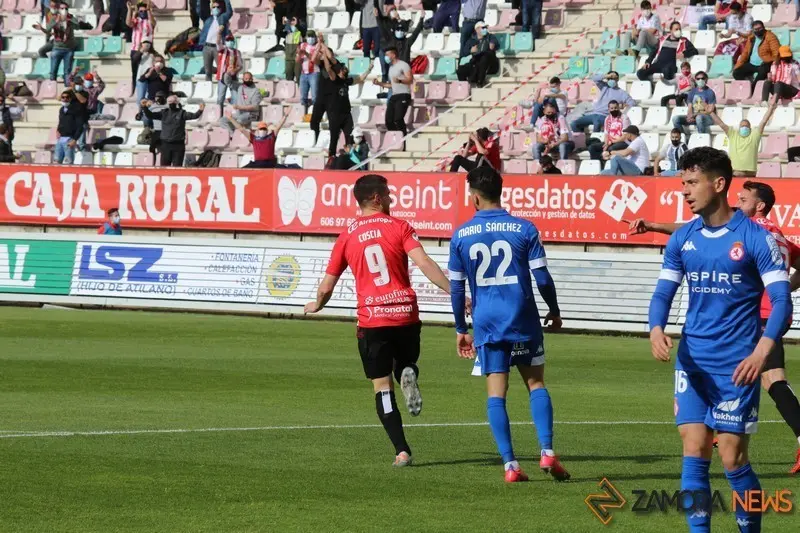 El delantero argentino festeja un tanto.