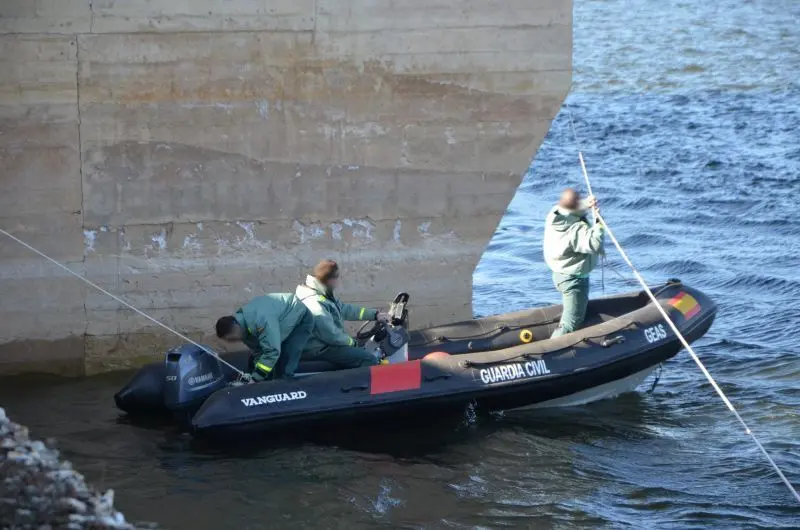 Agentes participan en el rastreo en el embalse de Ricobayo.