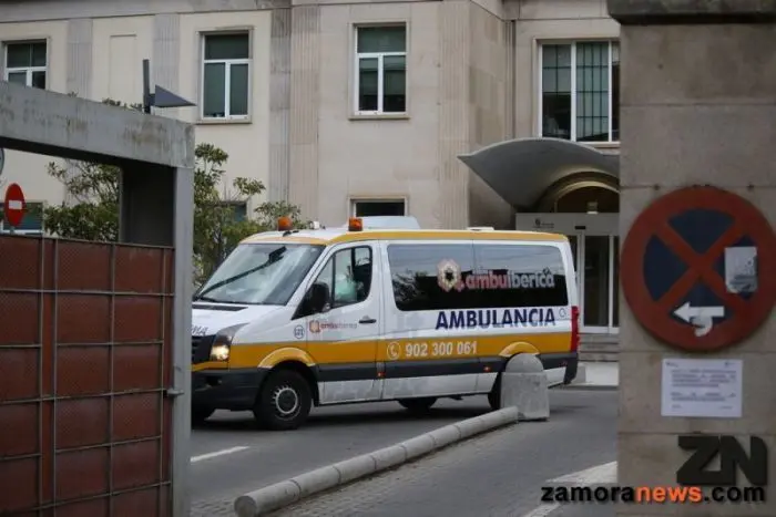 Una ambulancia en el Hospital Virgen de la Concha