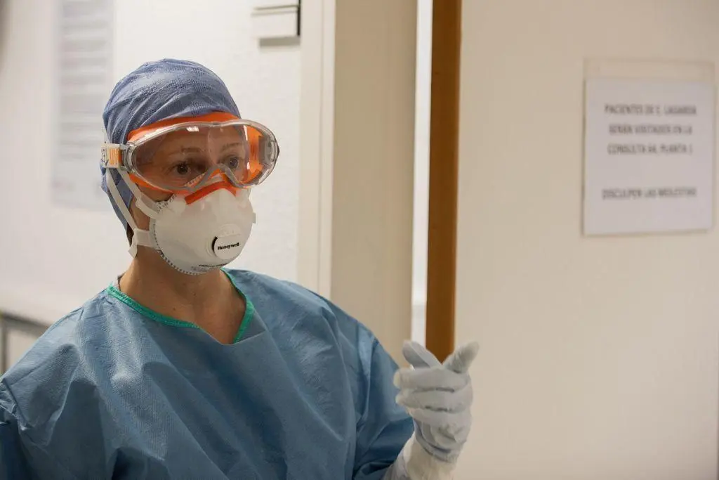 Sanitaria en un hospital con el traje EPI
