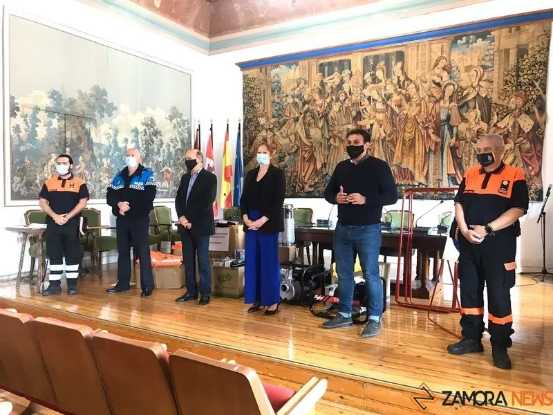 Los responsables de Protección Civil de Toro reciben nuevo material