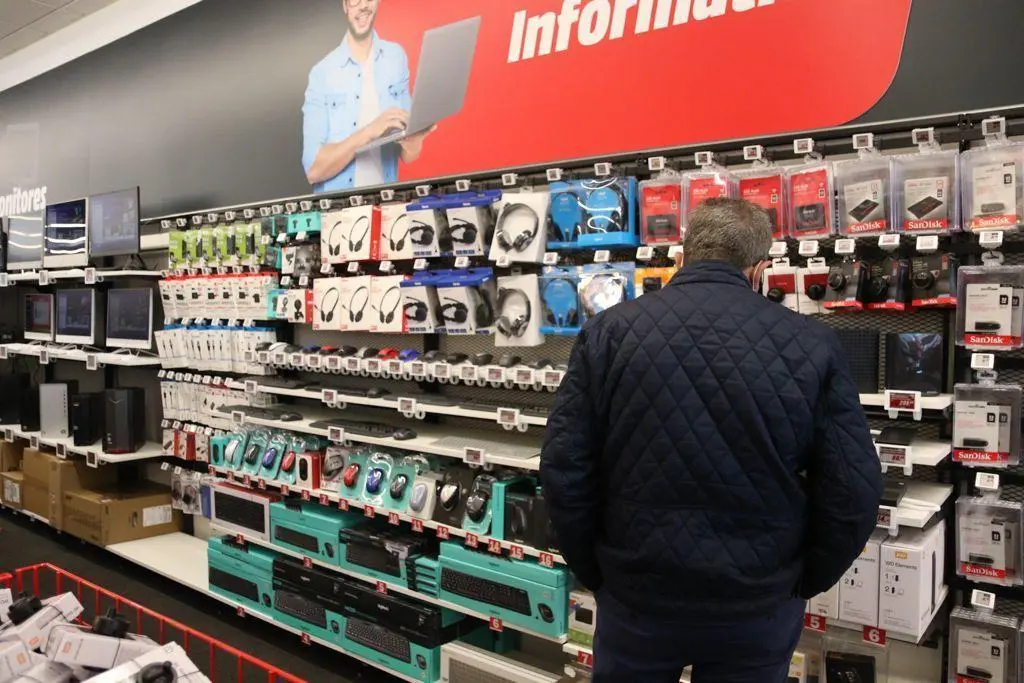 Un cliente en la nueva tienda de 
MediaMarkt