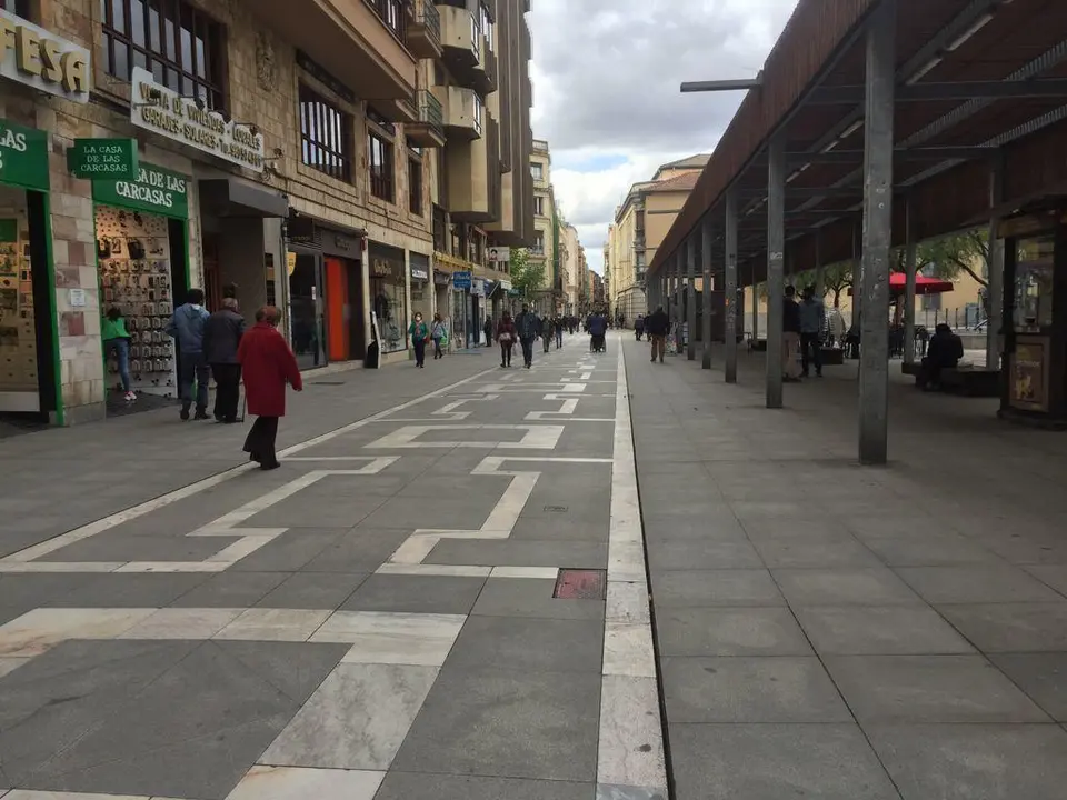 Viandantes por la calle Santa Clara