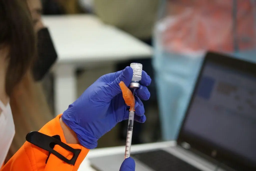 Un sanitario prepara una dosis de vacuna