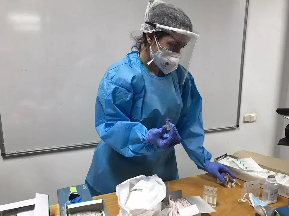 Una sanitaria prepara una vacuna en una residencia de Toro