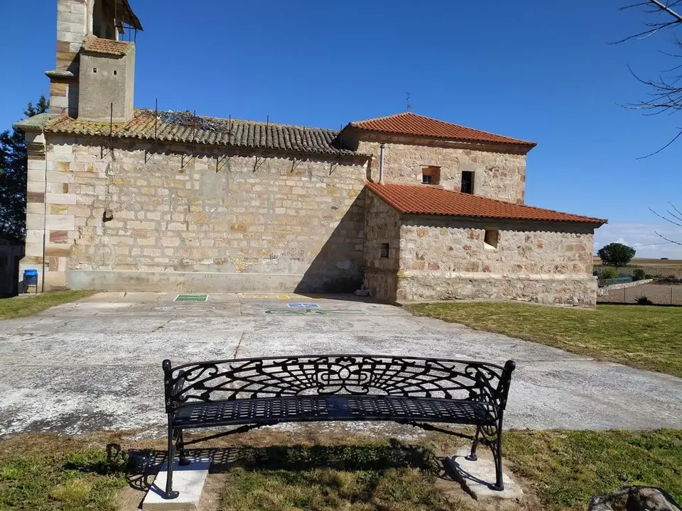 Banco frente a la iglesia de Tardobispo.