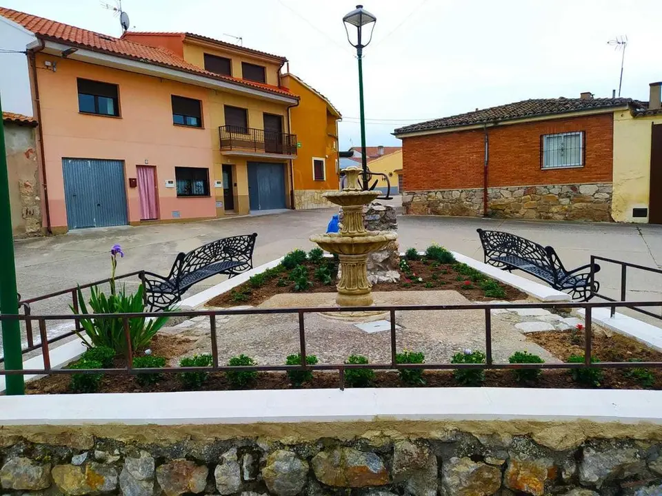 Bancos y flores plantadas en la plaza de Tardobispo.
