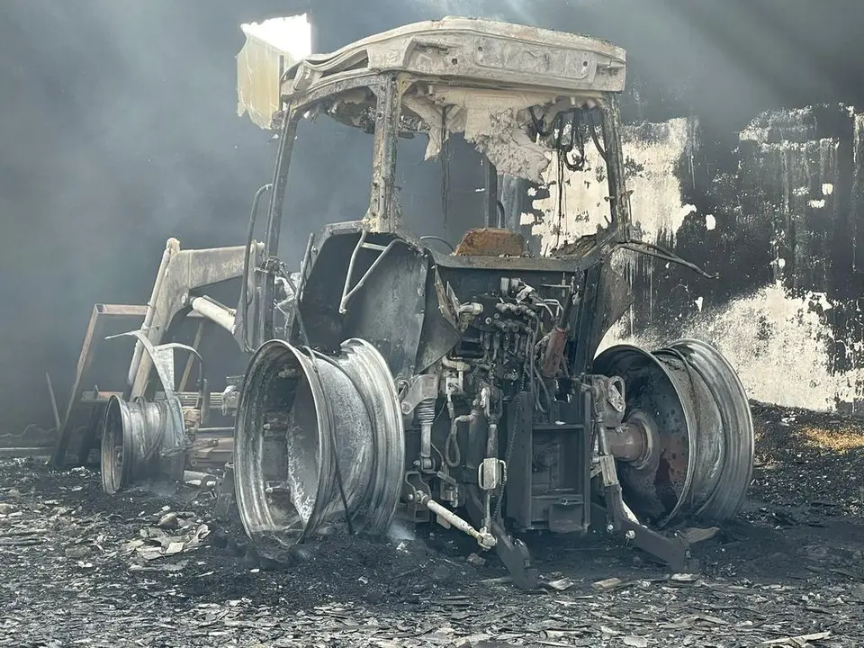 Estado en el que ha quedado Estado en el que quedó  el tractor McCormick que se incendió el domingo en Vadillo de la Guareña.