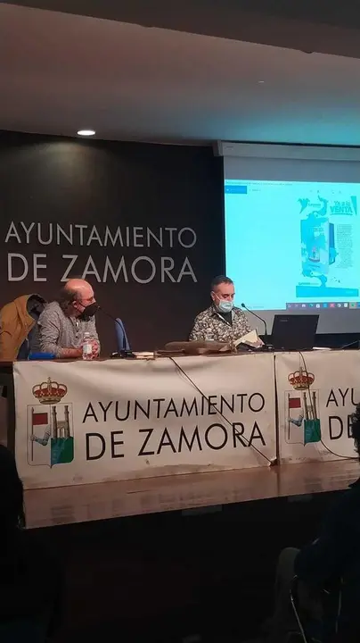 Oterino, a la derecha, durante la presentación en La Alhóndiga de su nuevo libro