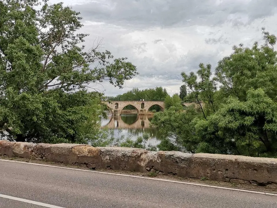 Vista del Puente de Piedra