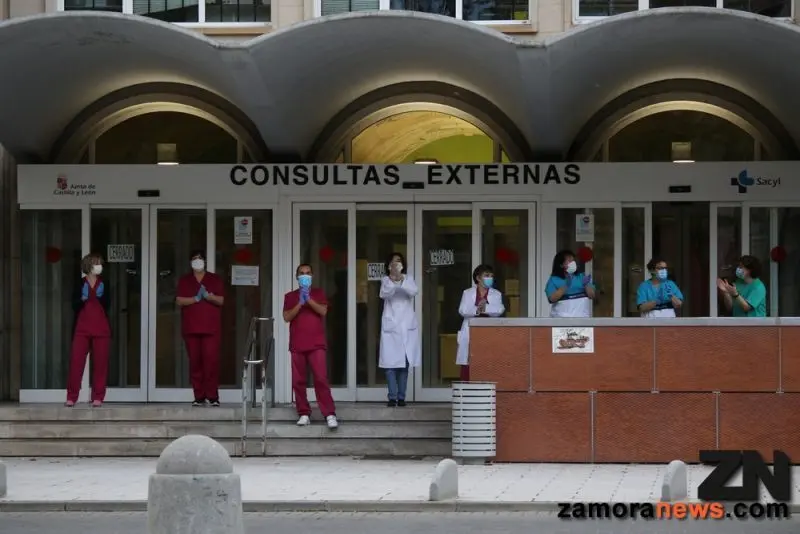 Sanitarios aplaudiendo a las puertas del Virgen de la Concha