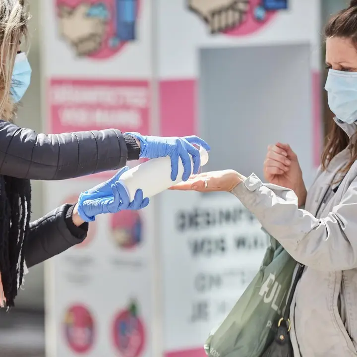 Una mujer se desinfecta las manos con gel hidroalcohólico