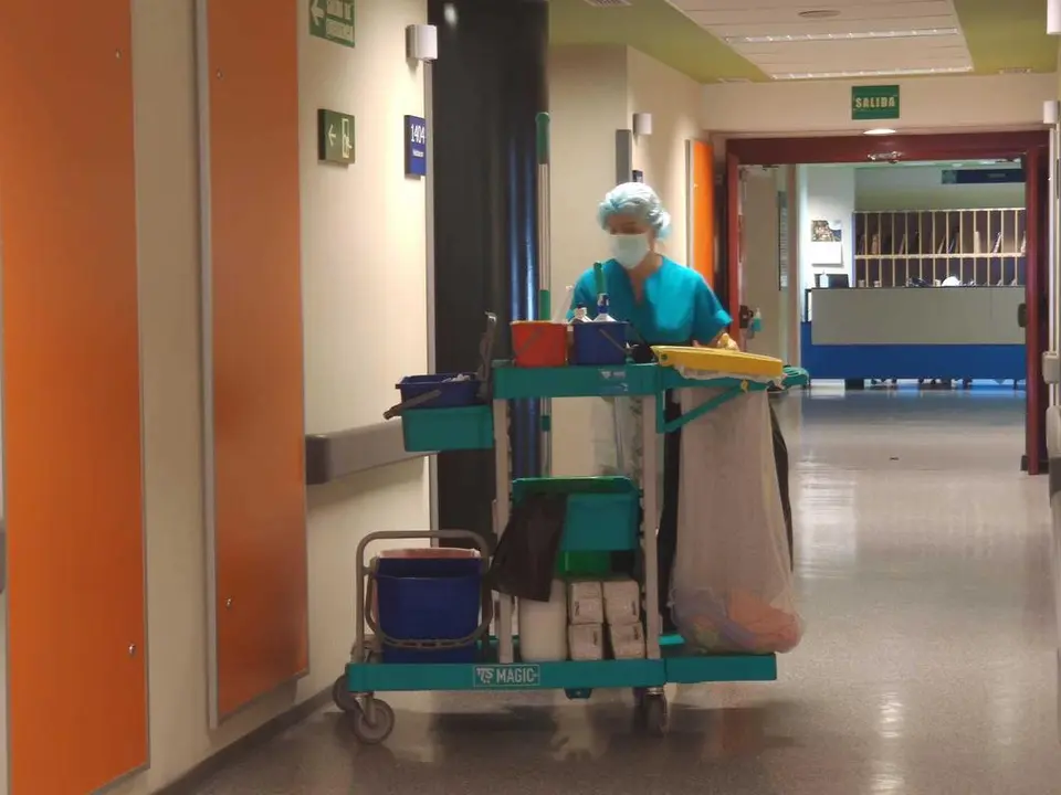 Labores de limpieza en el Hospital Virgen de la Concha