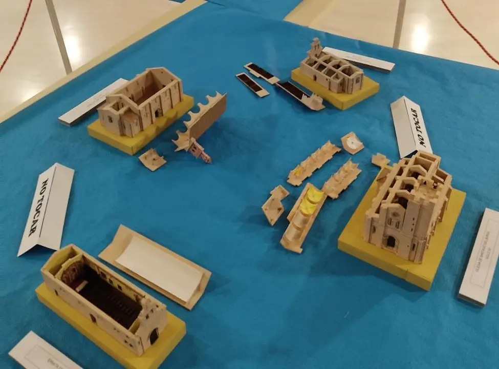 Maquetas de iglesias zamoranas sin el techo.