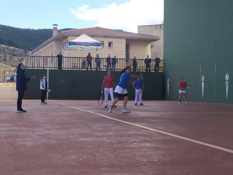 Partido de frontenis.
