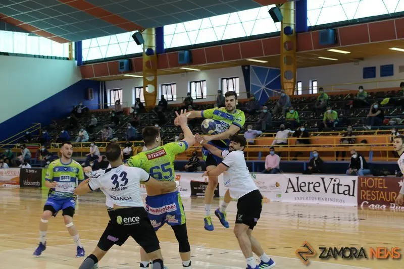 Jaime doble un balón.