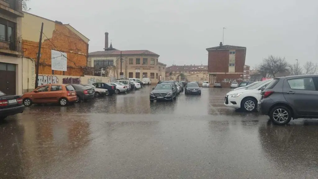 Lluvia en las inmediaciones al colegio Jacinto Benavente