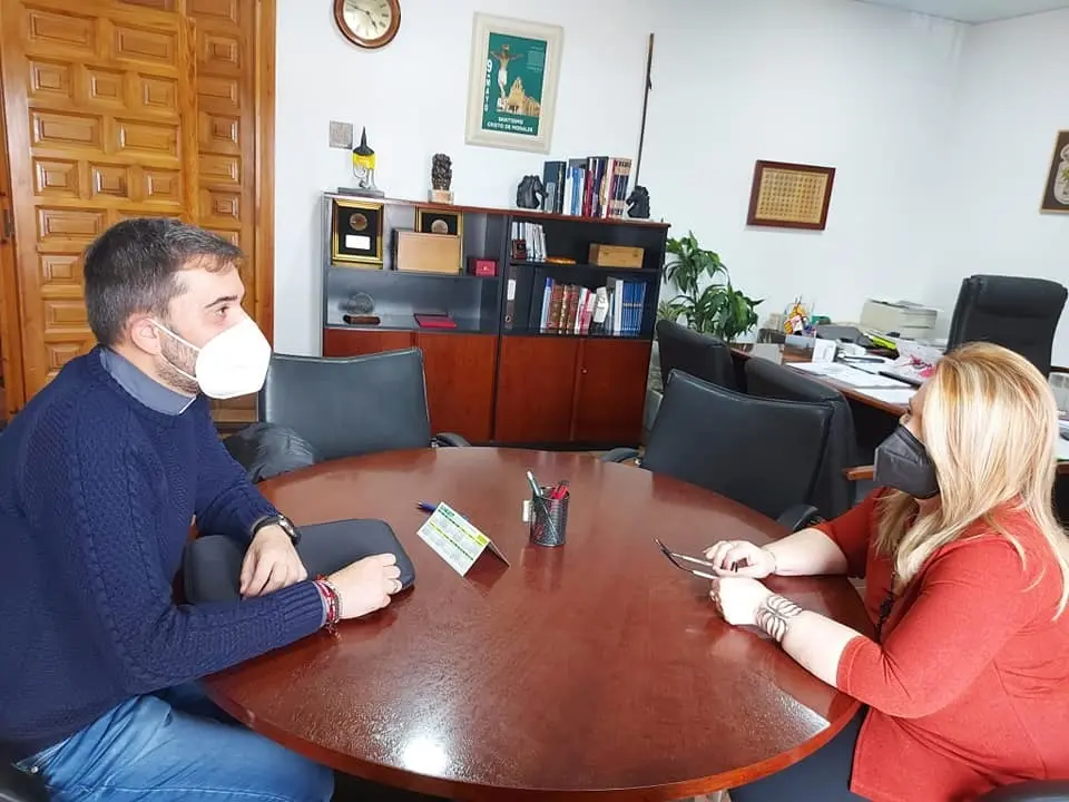 Reunión entre el sacerdote y la alcaldesa de Morales.