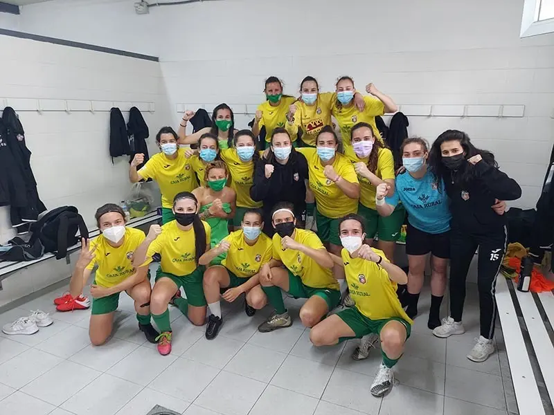 El vestuario amarillo celebra la victoria.
