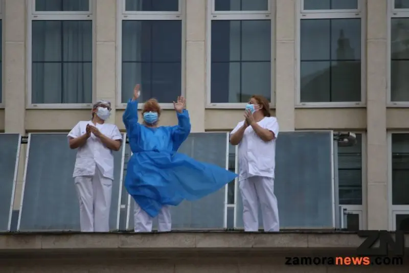 Sanitarios aplaudiendo en el hospital Virgen de la Concha