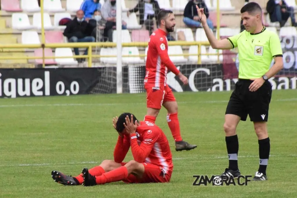 Vallejo se lamenta, lesionado, en el suelo.