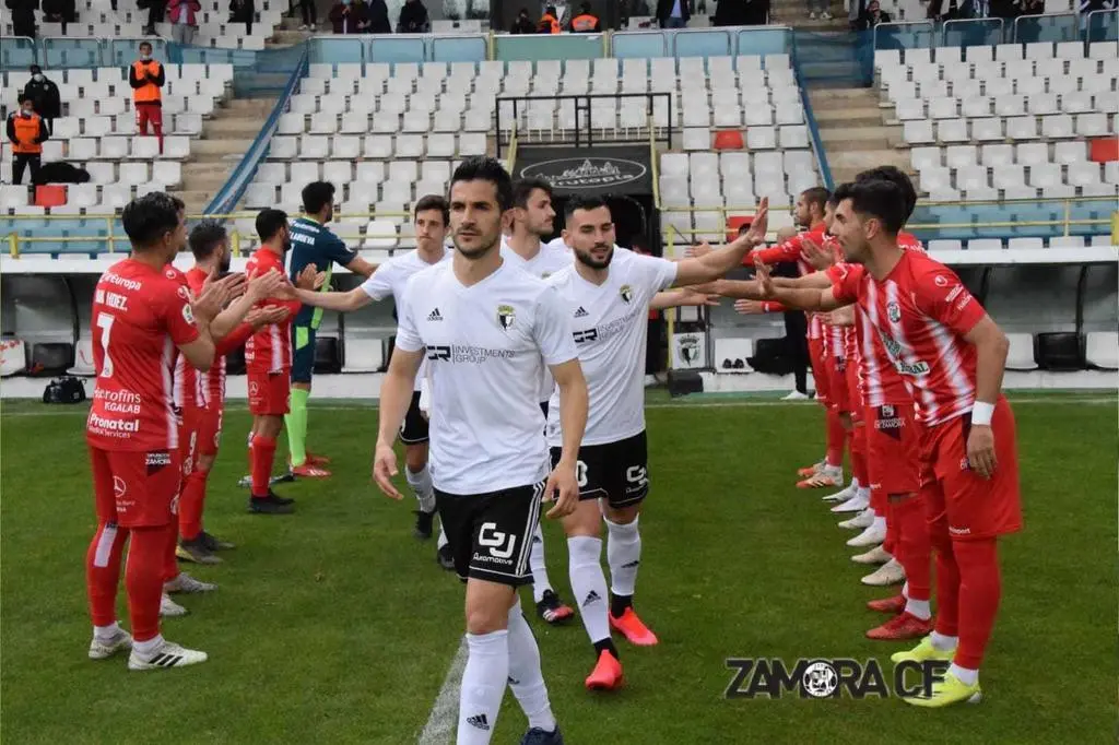 Los jugadores del Zamora CF le hacen el pasillo a los del Burgos.